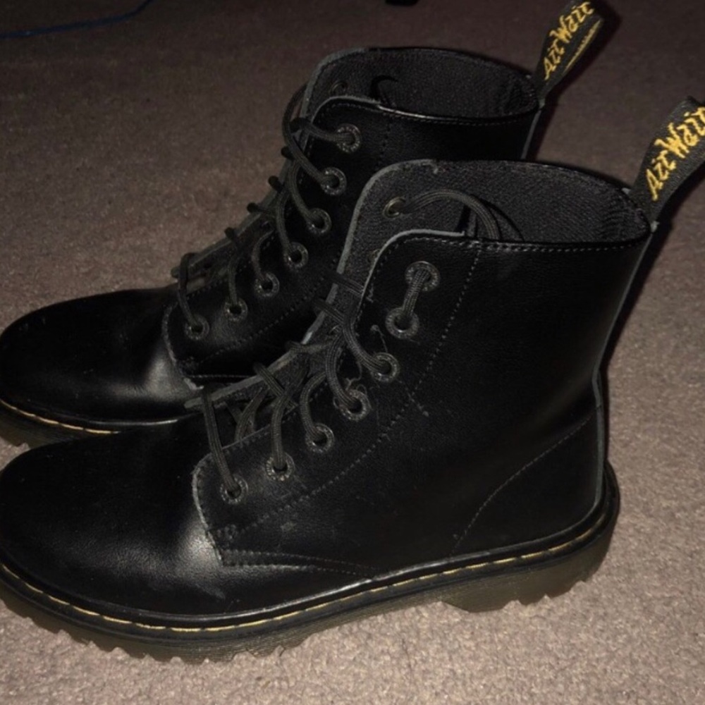 essential dr. martens all black boot